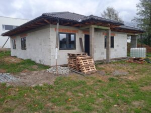 Hrubá stavba domu v Rychvaldě z tvárnic a Porfix a betonových tašek značky Terran.